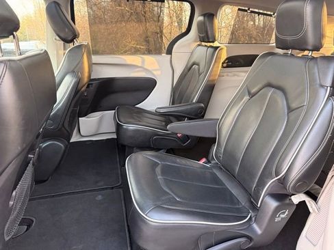 Used 2022 Chrysler Pacifica Limited image 8