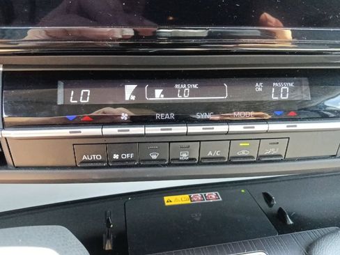 Used 2025 Toyota Sienna LE FWD image 23