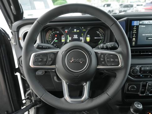 Used 2025 Jeep Wrangler Unlimited Sahara AWD/4WD image 8