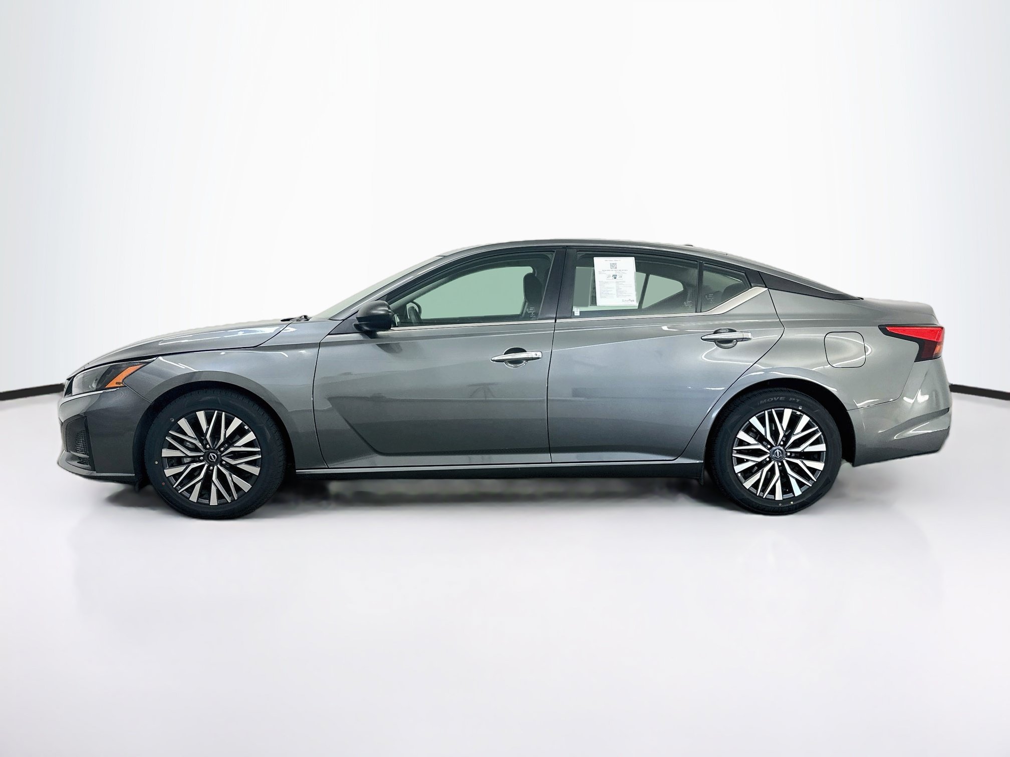 Used 2025 Nissan Altima 2.5 SV FWD image 4