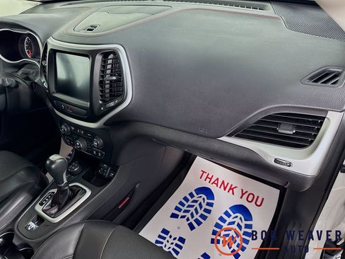 Used 2018 Jeep Cherokee Trailhawk AWD/4WD image 31