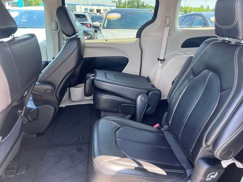 Used 2023 Chrysler Pacifica Touring-L FWD image 18