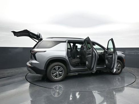 Used 2024 Chevrolet Traverse LT FWD image 43