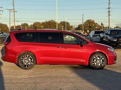 New 2026 Chrysler Pacifica Select image 2