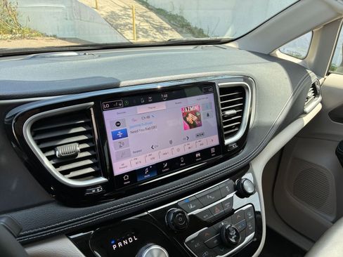 Used 2023 Chrysler Pacifica Touring-L image 20