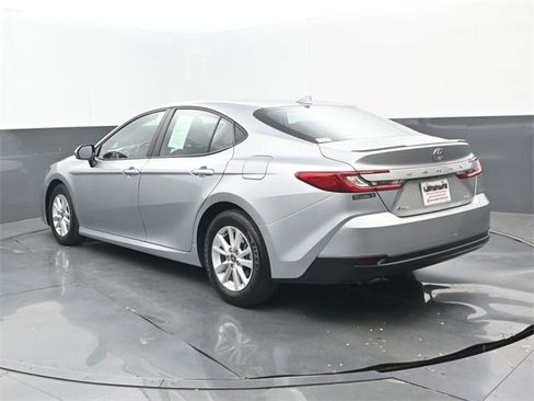 Used 2025 Toyota Camry LE image 3