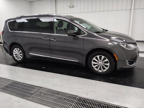 Used 2018 Chrysler Pacifica Touring-L Plus w/ Advanced Safetytec Group FWD image 11