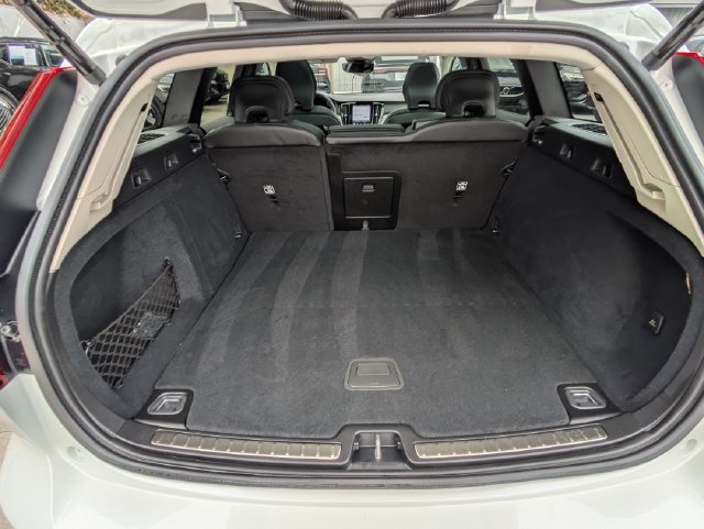 Certified 2025 Volvo V60 B5 Cross Country Ultra AWD/4WD image 28