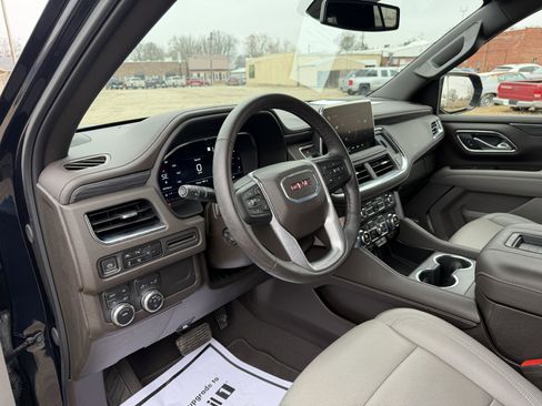 Used 2024 GMC Yukon SLT w/ SLT Luxury Package image 15