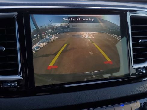 Used 2024 Chrysler Pacifica Touring-L image 25