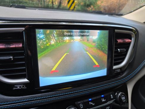 Used 2021 Chrysler Pacifica Touring-L image 29