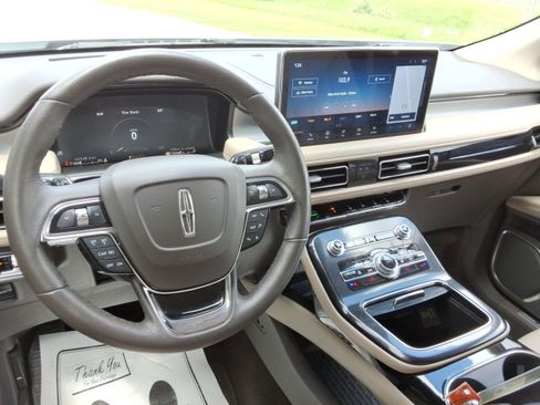 Used 2022 Lincoln Nautilus AWD w/ Premium Package image 12