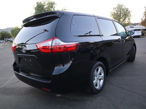 Used 2015 Toyota Sienna L image 9