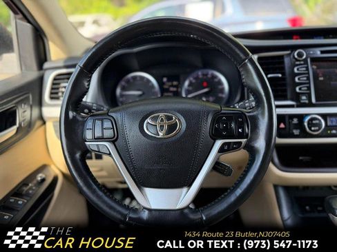 Used 2019 Toyota Highlander Limited Platinum FWD image 31