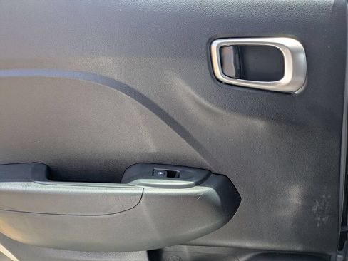 Used 2025 Hyundai Venue SEL FWD image 25