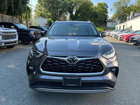 Used 2022 Toyota Highlander Platinum AWD/4WD image 2