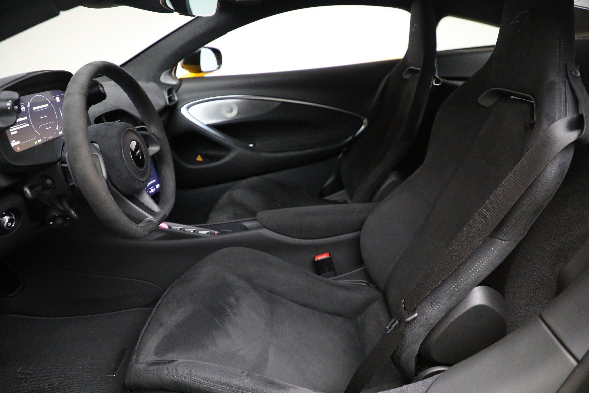 Used 2024 McLaren Artura RWD image 22