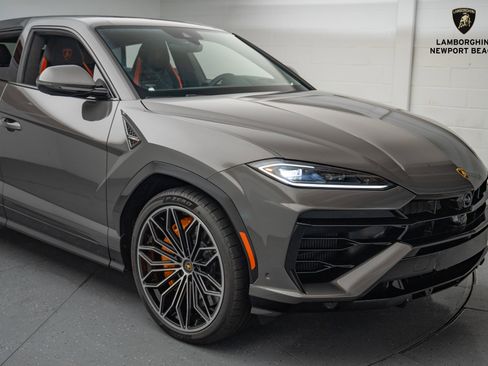 Used 2025 Lamborghini Urus SE image 2