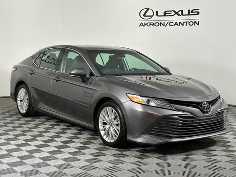 Used 2018 Toyota Camry XLE image 2