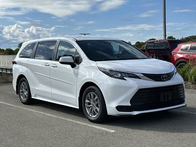 Used 2026 Toyota Sienna LE AWD/4WD image 29