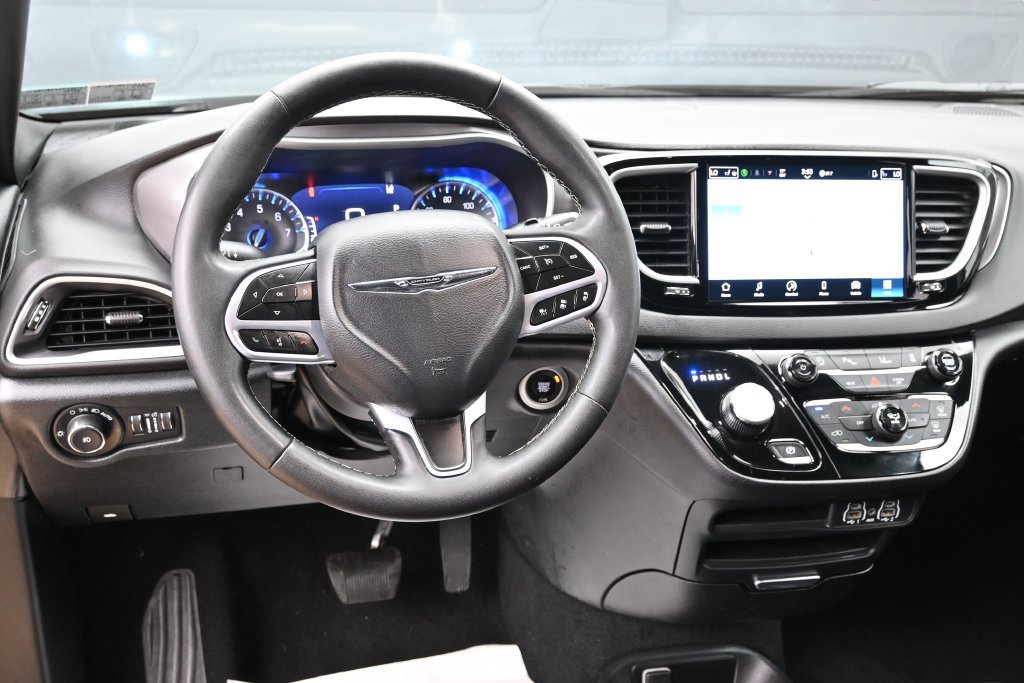 Used 2025 Chrysler Pacifica Select FWD image 15
