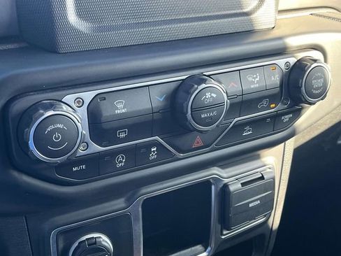 Used 2022 Jeep Gladiator Sport image 30