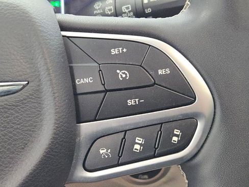 Used 2022 Chrysler Pacifica Limited FWD image 32
