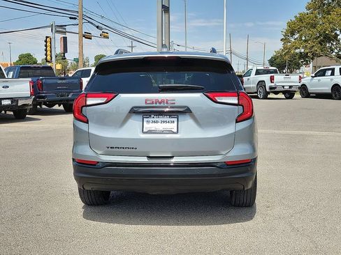 Used 2024 GMC Terrain SLE w/ Driver Convenience Package FWD image 11