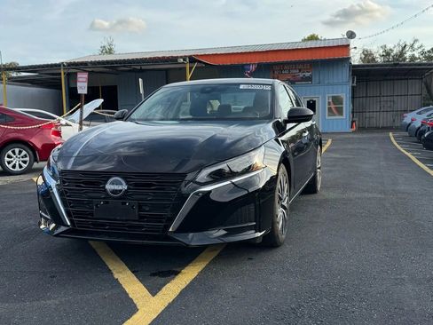 Used 2025 Nissan Altima 2.5 SV image 1