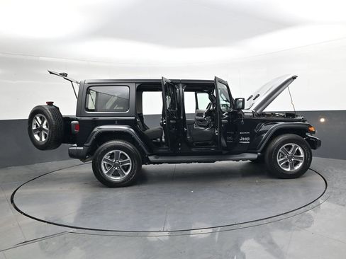 Used 2022 Jeep Wrangler Unlimited Sahara w/ Dual Top Group image 47