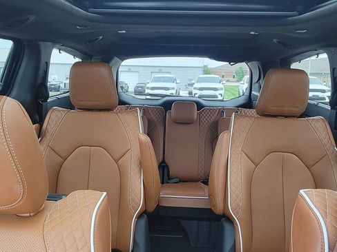 Used 2025 Chrysler Pacifica Pinnacle w/ Trailer Tow Group AWD/4WD image 23