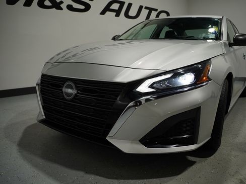 Used 2024 Nissan Altima 2.5 SV image 2