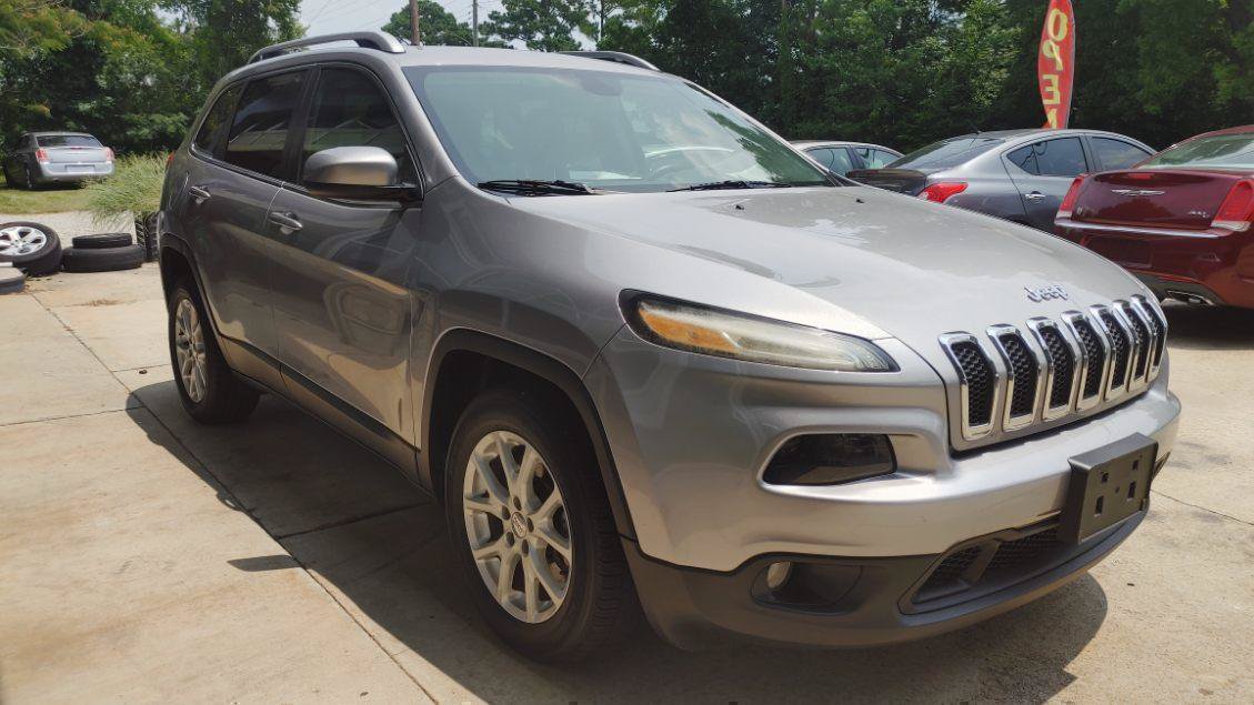 Used 2017 Jeep Cherokee Latitude w/ Comfort & Sound Group FWD image 1