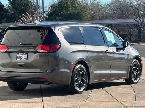 Used 2019 Chrysler Pacifica Touring Plus w/ Advanced Safetytec Group image 4