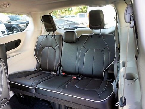 New 2023 Chrysler Pacifica Limited image 24