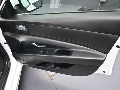 New 2025 Hyundai Elantra SE FWD image 30