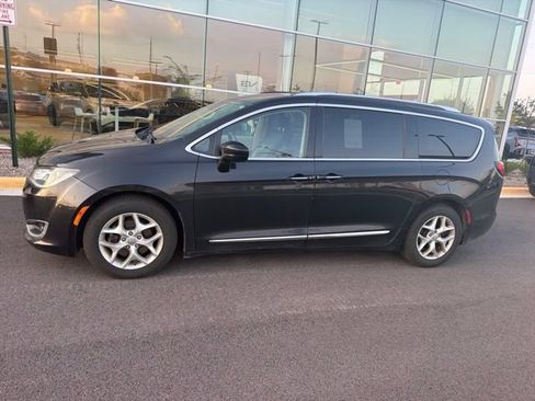 Used 2017 Chrysler Pacifica Touring-L Plus w/ Tire & Wheel Group FWD image 3