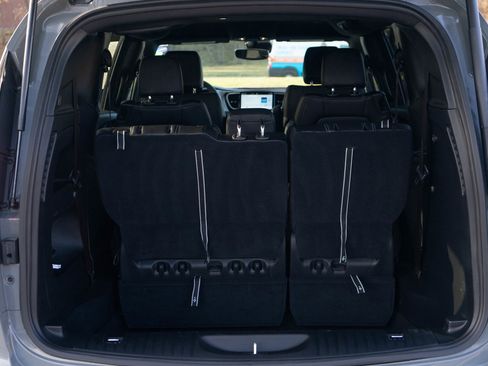 Used 2024 Chrysler Pacifica Touring-L w/ S Appearance Package image 9