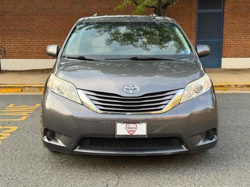 Used 2016 Toyota Sienna LE w/ Protection Package FWD image 4