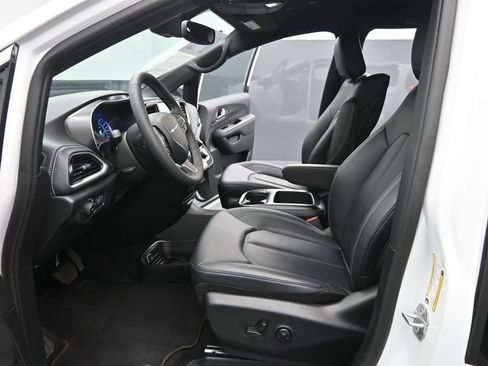 Used 2025 Chrysler Pacifica Select w/ Uconnect Theater Family Group image 10