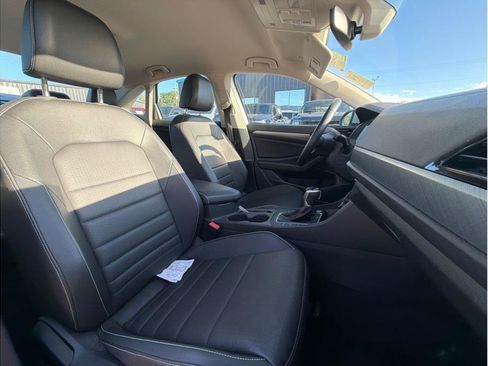 Used 2024 Volkswagen Jetta SE FWD image 4