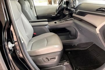 Used 2023 Toyota Sienna XLE FWD image 15