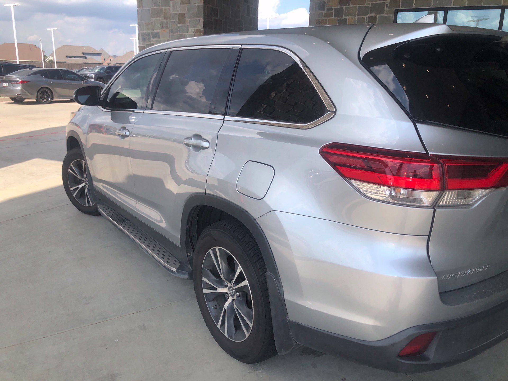 Used 2019 Toyota Highlander Plus FWD image 6