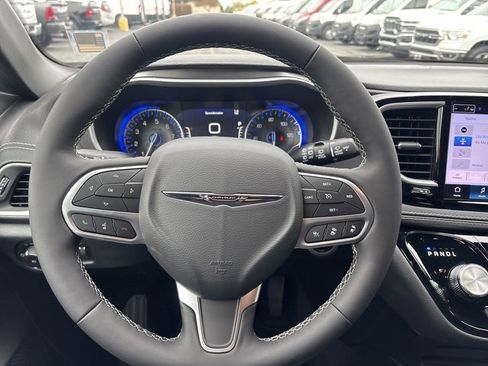 New 2026 Chrysler Pacifica Select image 18