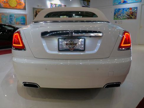 Used 2016 Rolls-Royce Dawn image 11