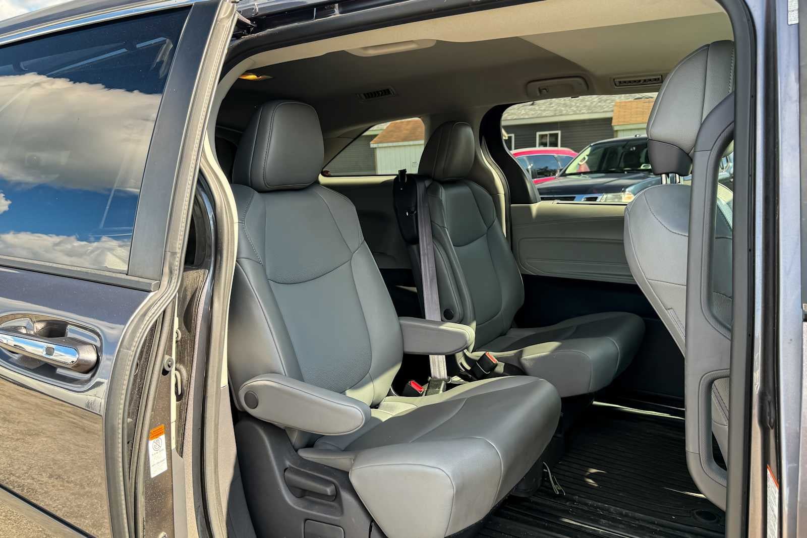 Used 2021 Toyota Sienna XLE FWD image 11
