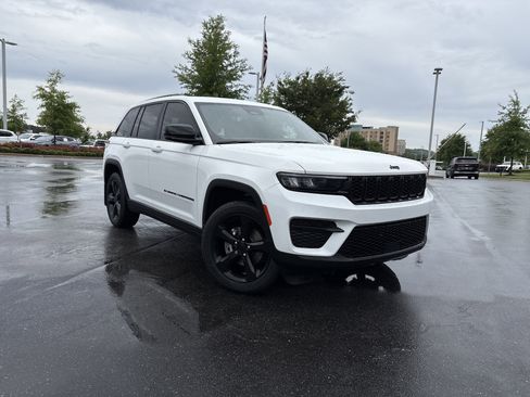 Certified 2023 Jeep Grand Cherokee Altitude AWD/4WD image 2