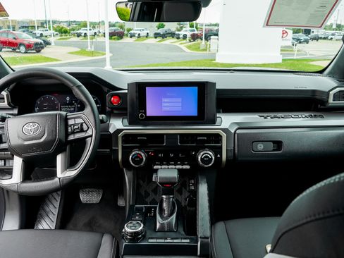 Certified 2025 Toyota Tacoma TRD Off-Road AWD/4WD image 32