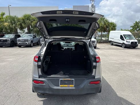 Used 2017 Jeep Cherokee Sport FWD image 25