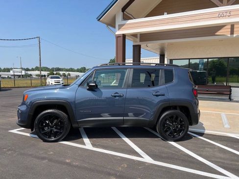 Used 2022 Jeep Renegade Altitude AWD/4WD image 2